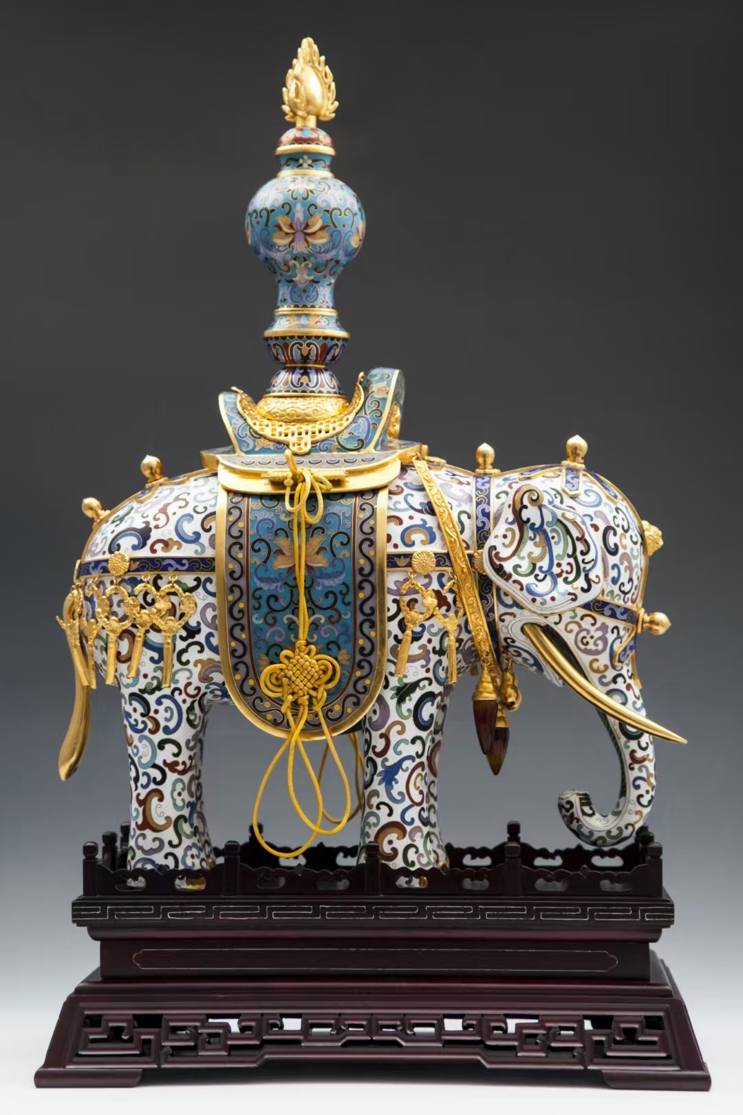 霍铁辉景泰蓝太平有象以铜为胎,局部施金,四足直立,身姿沉稳.