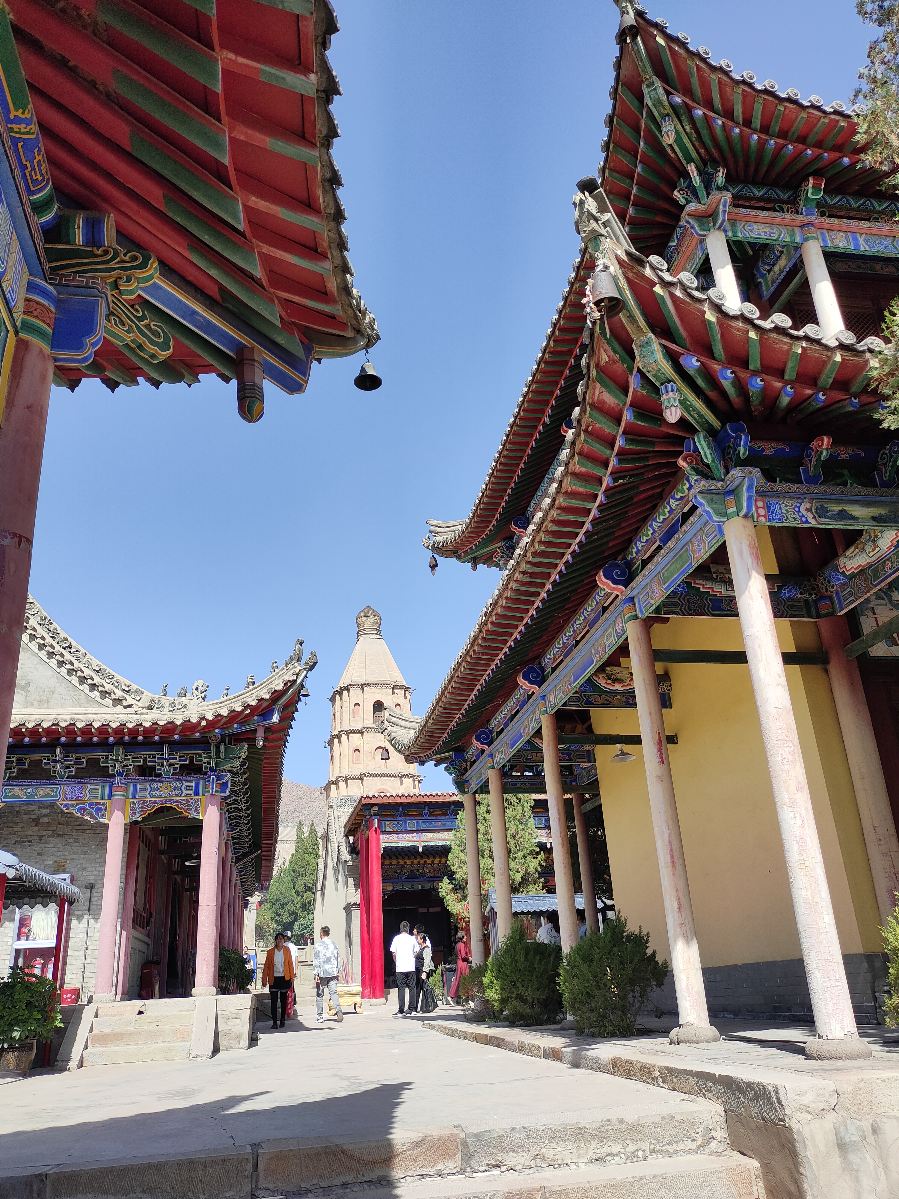 踏上旅途,看见窗外金秋的美景,仿佛置身于诗画中