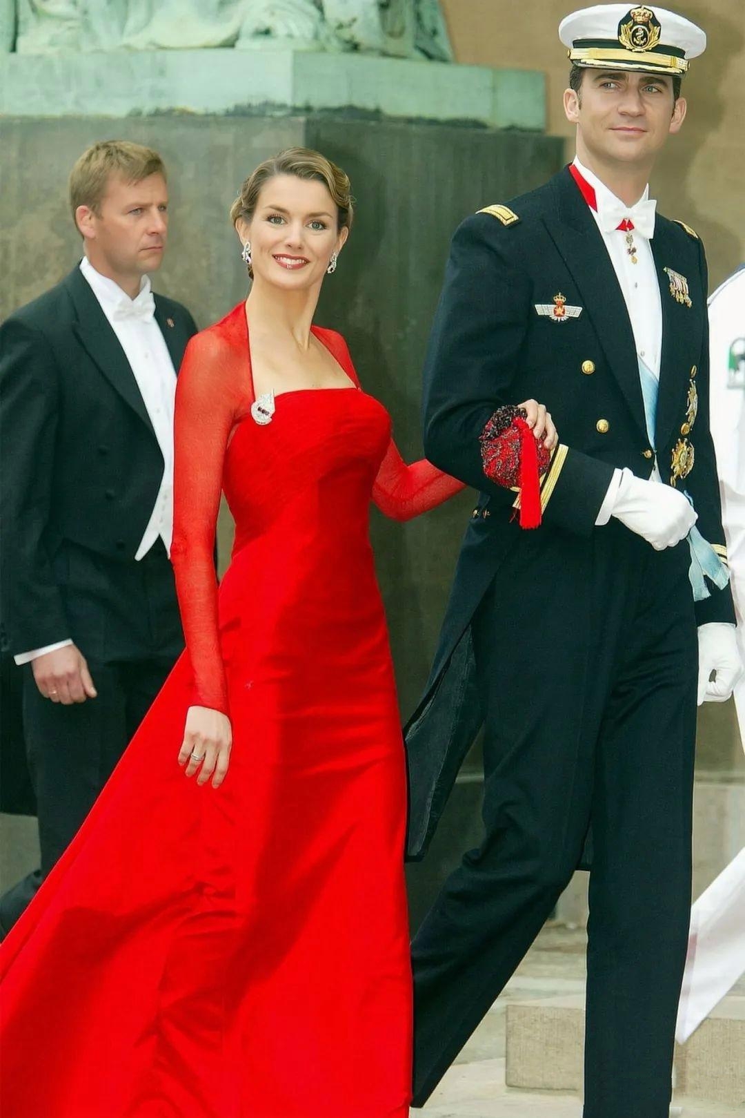 时尚穿搭# #明星穿搭#  前两张是最近的照片 莱蒂齐亚明显见老,白发