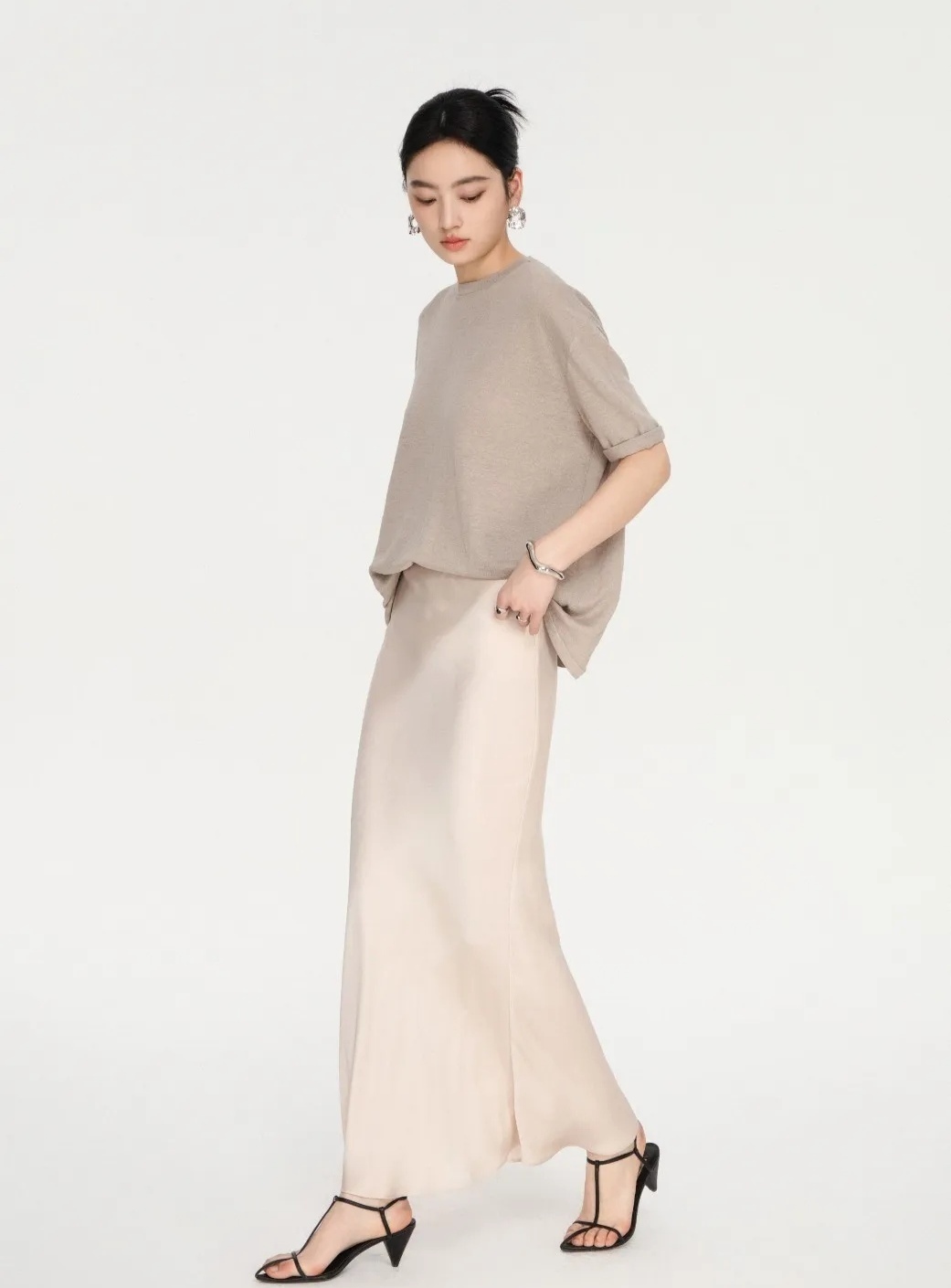 时尚穿搭# #明星穿搭#  只选灰白驼等浅淡,经典,知性的色彩 只选高级