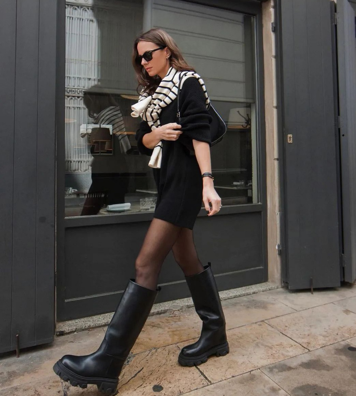 长靴 #时尚穿搭# #时尚街拍# 冬天来了穿长靴,军靴款更是大热!