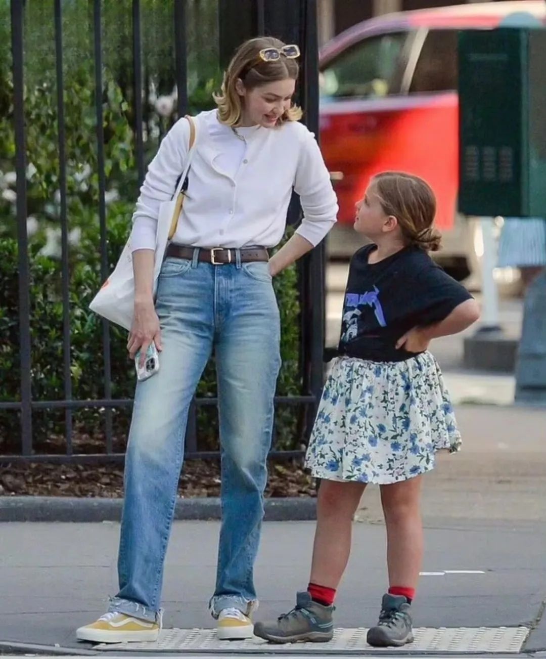 gigi·哈迪德和贝拉·哈迪德姐妹今昔对比 本来姐姐gigi更美貌更出名