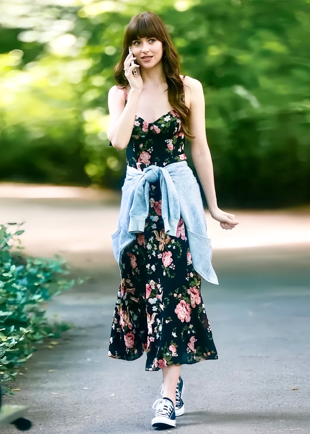 达科塔·约翰逊的法式松弛感 虽然是地道的美国大妞 她的穿搭却很有