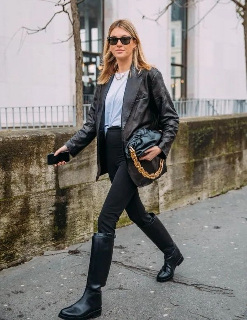 帅气军靴 #时尚穿搭# #时尚街拍# 线条简洁,造型硬朗,帅气的军靴备受