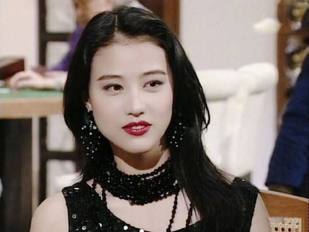 时尚穿搭# #明星穿搭#  明艳的港风美女 乌发红唇,娇憨灵动 而且都
