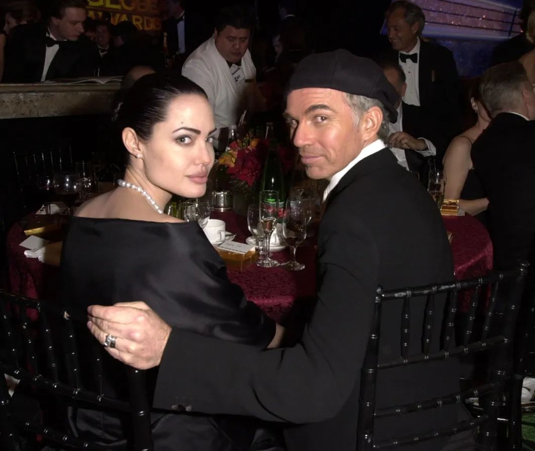 安吉丽娜·朱莉  一直是朵野玫瑰 图1-3:朱莉与第二任丈夫比利·鲍伯