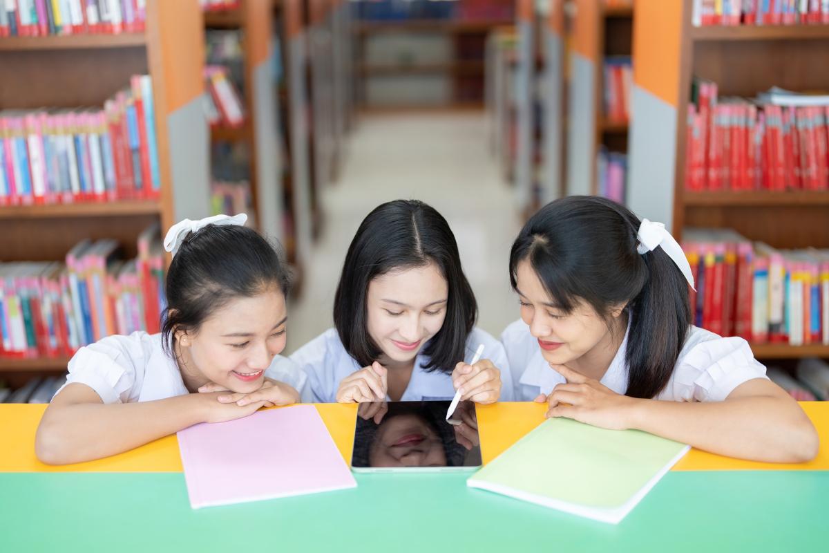 小女孩上学放学考勤照判若两人# 近日,昆明市一名八岁女孩的上学与 