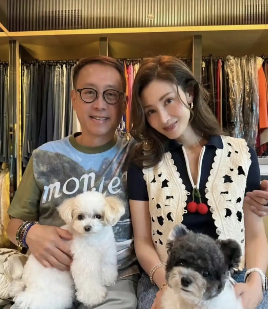 许晋亨一手搂着李嘉欣,一手抱着狗