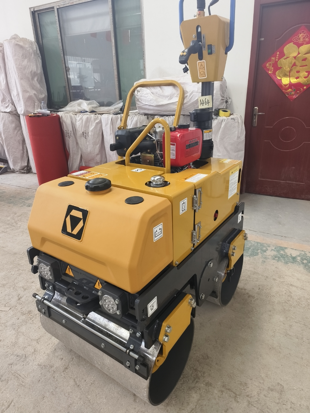 小型压路机惊艳亮相  在繁忙的工地一角,我发现了一台超级可爱的小型