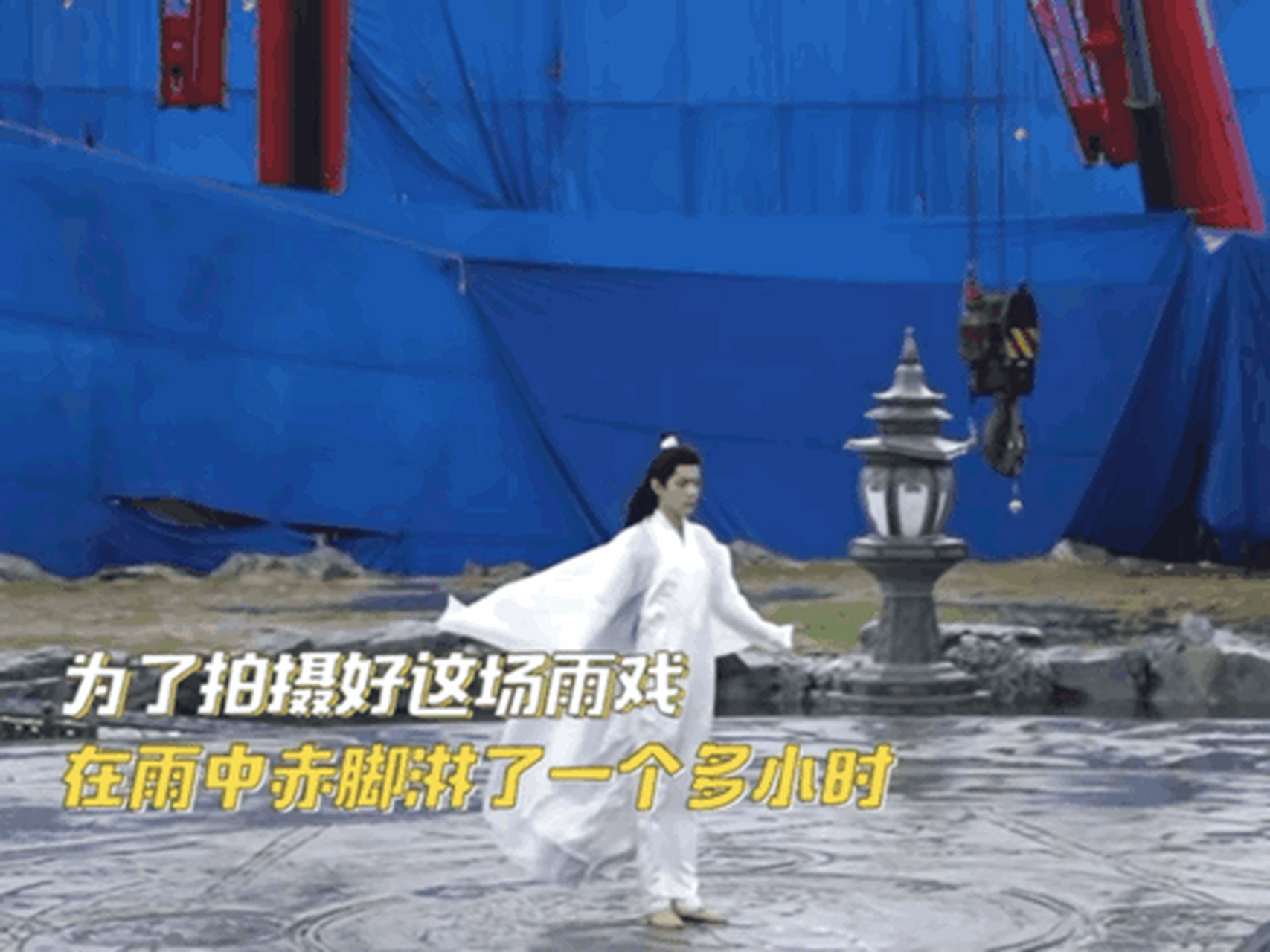 肖战赤脚淋雨拍摄一个多小时,特别考验演员的信念感,演员肖战呈现的