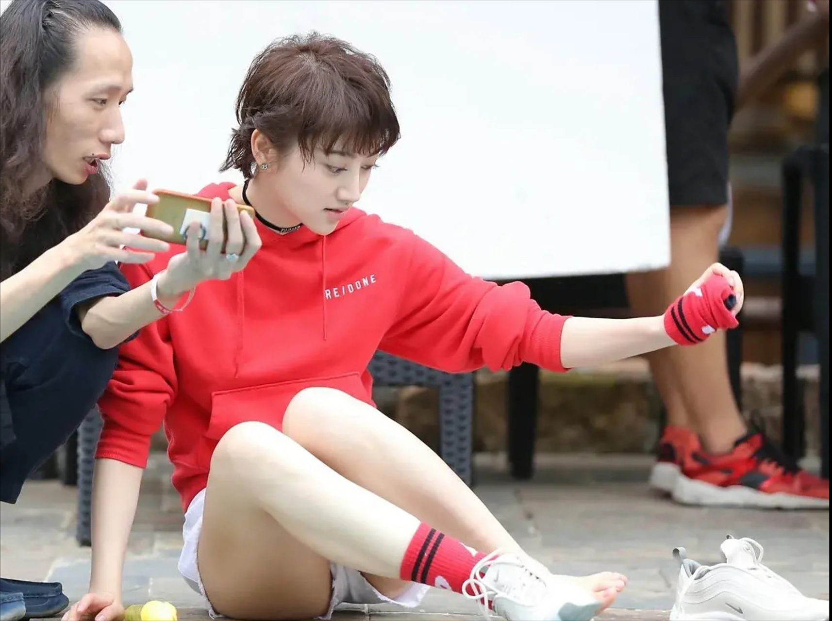 景甜青春旅社泳池剧照,这腿白到发光