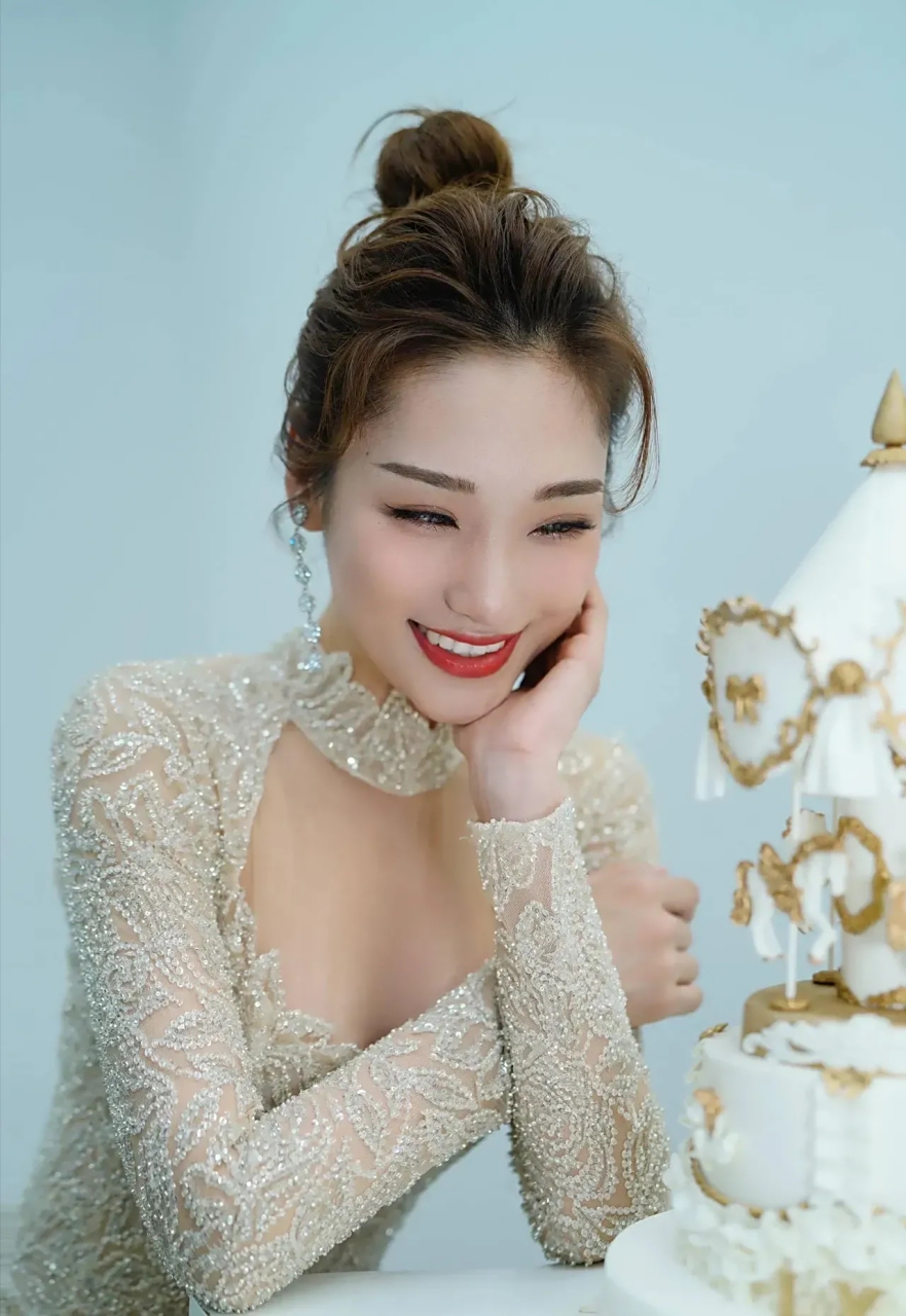 一直觉得央视电影频道的主持人蓝羽口才超级棒,随时随地的笑容超级美