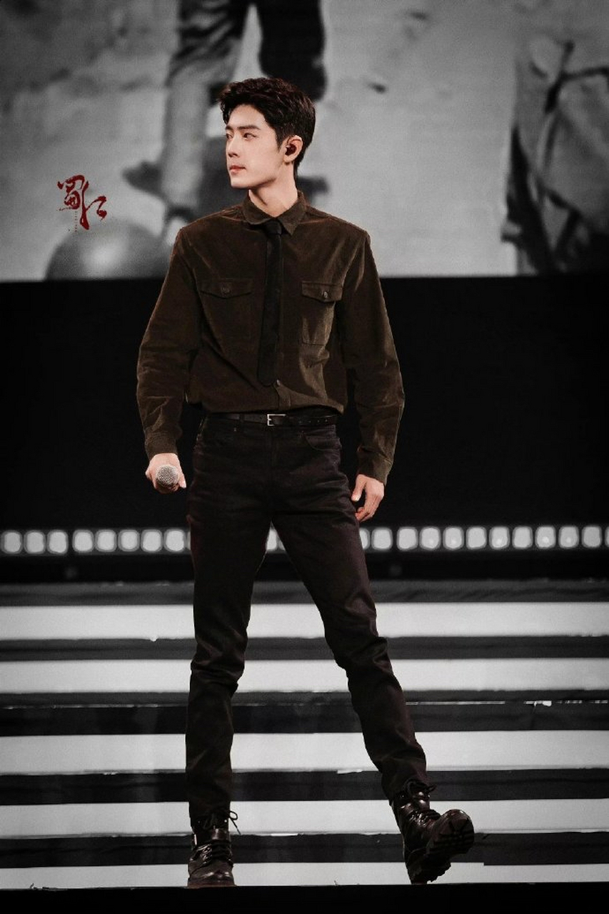 这组图是真的很顶,肖战的名品大长腿[跪了][跪了] #肖战# 身材比例真