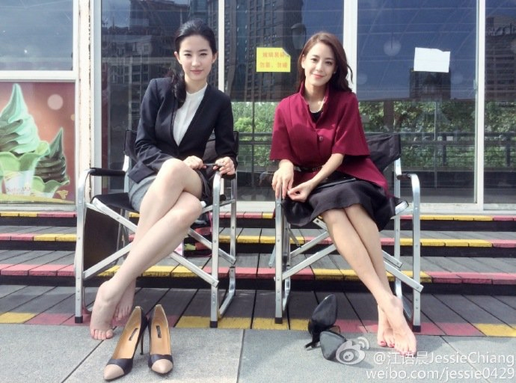 刘亦菲和江语晨片场脱鞋放松一下脚 676767