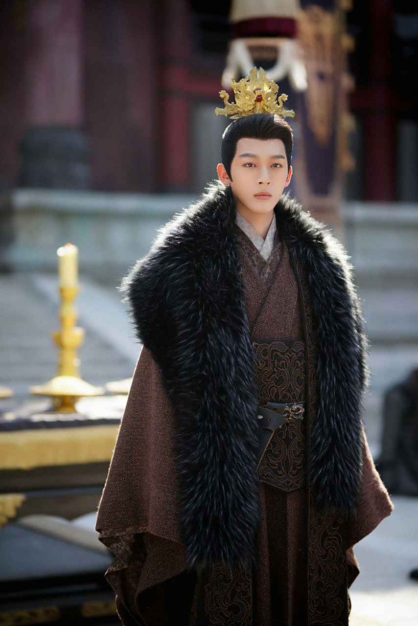 关于张晚意在古装剧里凑齐了王侯将相这件事[吃瓜]表哥一脸贵气,很