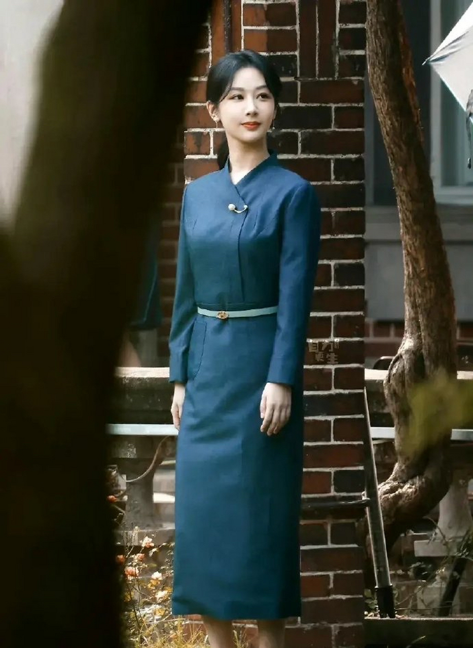 路透图来了,这一身明显很适合杨紫…… 67端庄大气,事业女老板,我