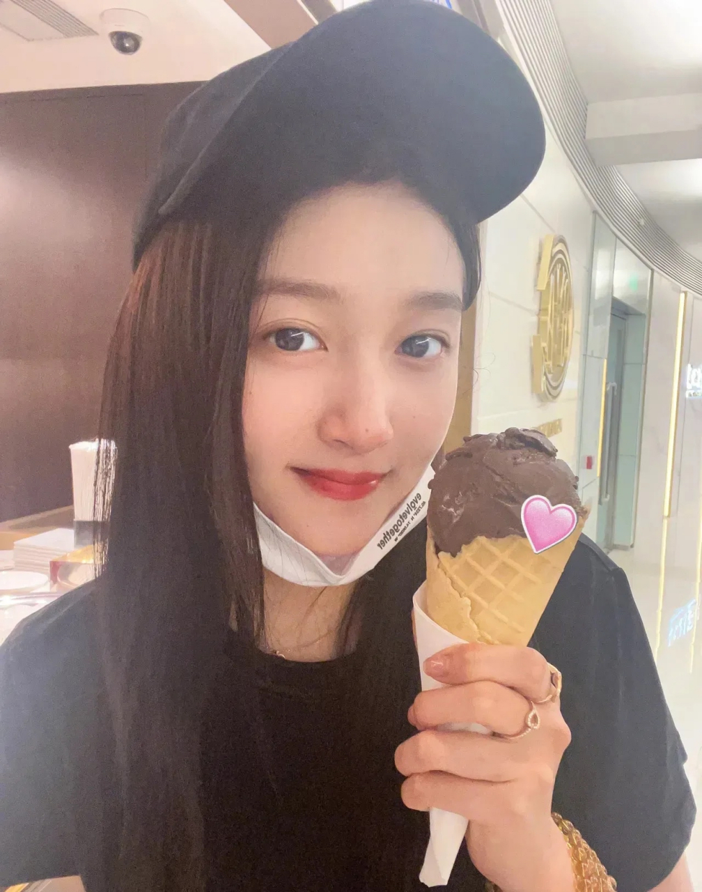 关晓彤官宣称终于考上了小船哥的大学,配图是北清大学的入学通知书