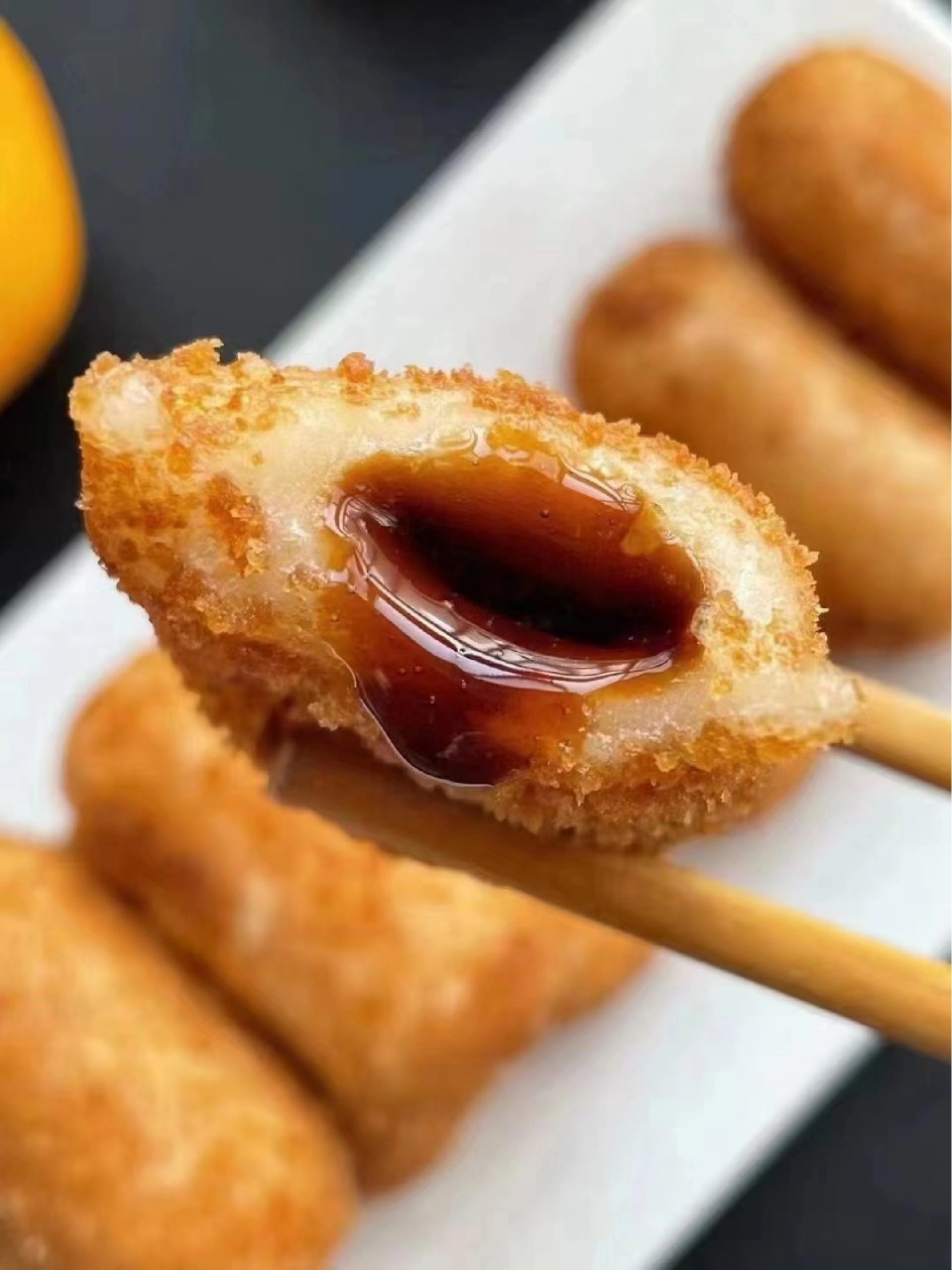 这个糍粑炸四五分钟就可以吃了.