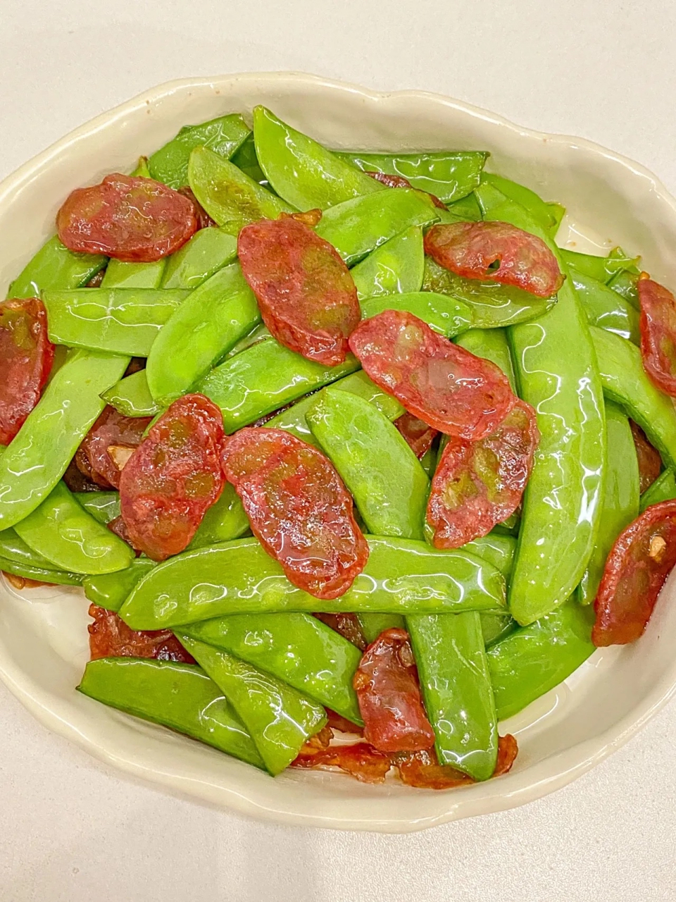 荷兰豆炒腊肠,鲜甜脆爽超美味! 荷兰豆香脆可口搭配腊肠的香甜超好吃.