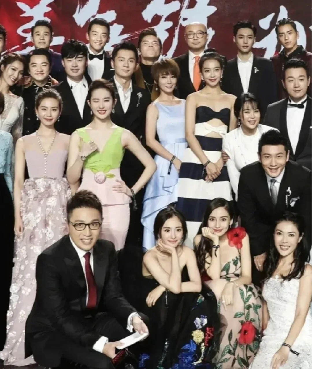 angelababy杨幂不愧是合影杀手啊,站在人群中一眼就看到了.