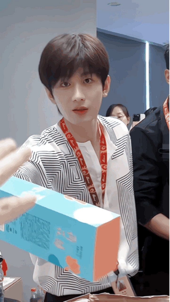 成毅新浪扫楼3小时涨粉10万 ,主要太帅了吧[嘻嘻]新浪的员工见到真人