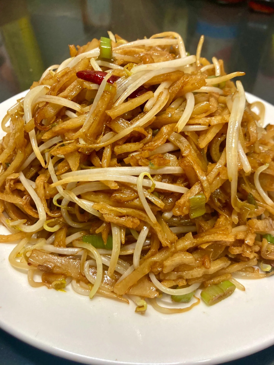 饼丝这样做 ,既好吃又简单易做!味道足足的 ,再配上豆芽味蕾更满足!