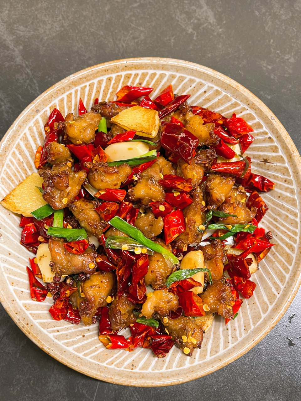 这个辣子掌中宝的做法我调整了好几次,现在可以自夸一下色香味俱全了!