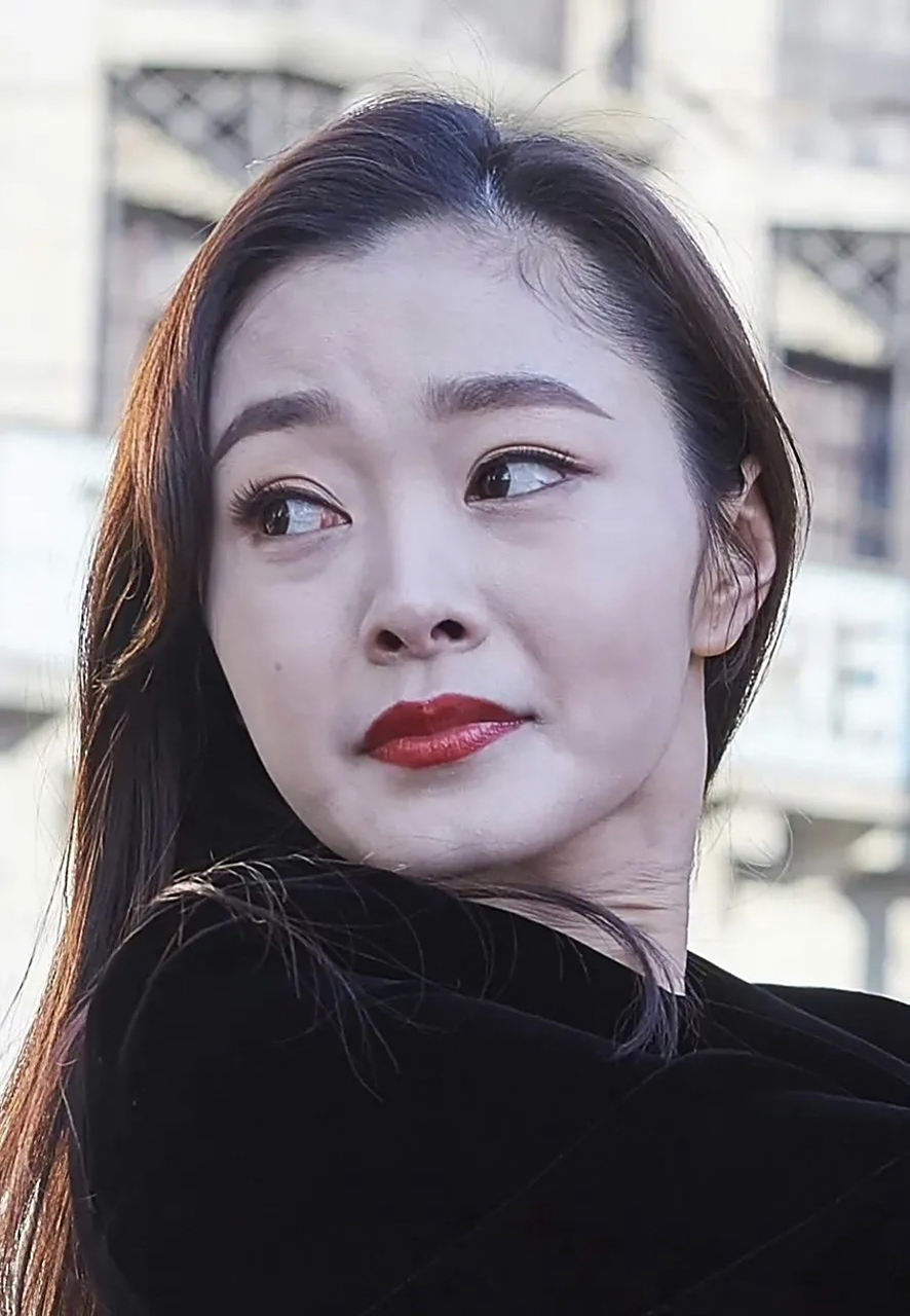 宋轶生图,颈纹好重啊,离开了美颜滤镜皮肤也并不是白到发光吹弹可破