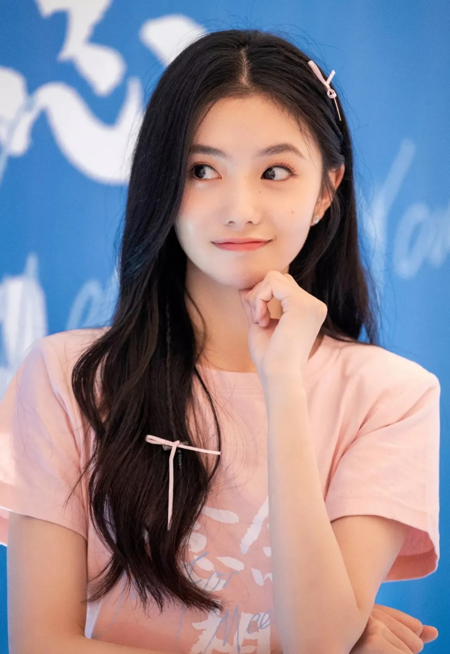 8月19日,刘浩存的一组照片引起了网友的热议.