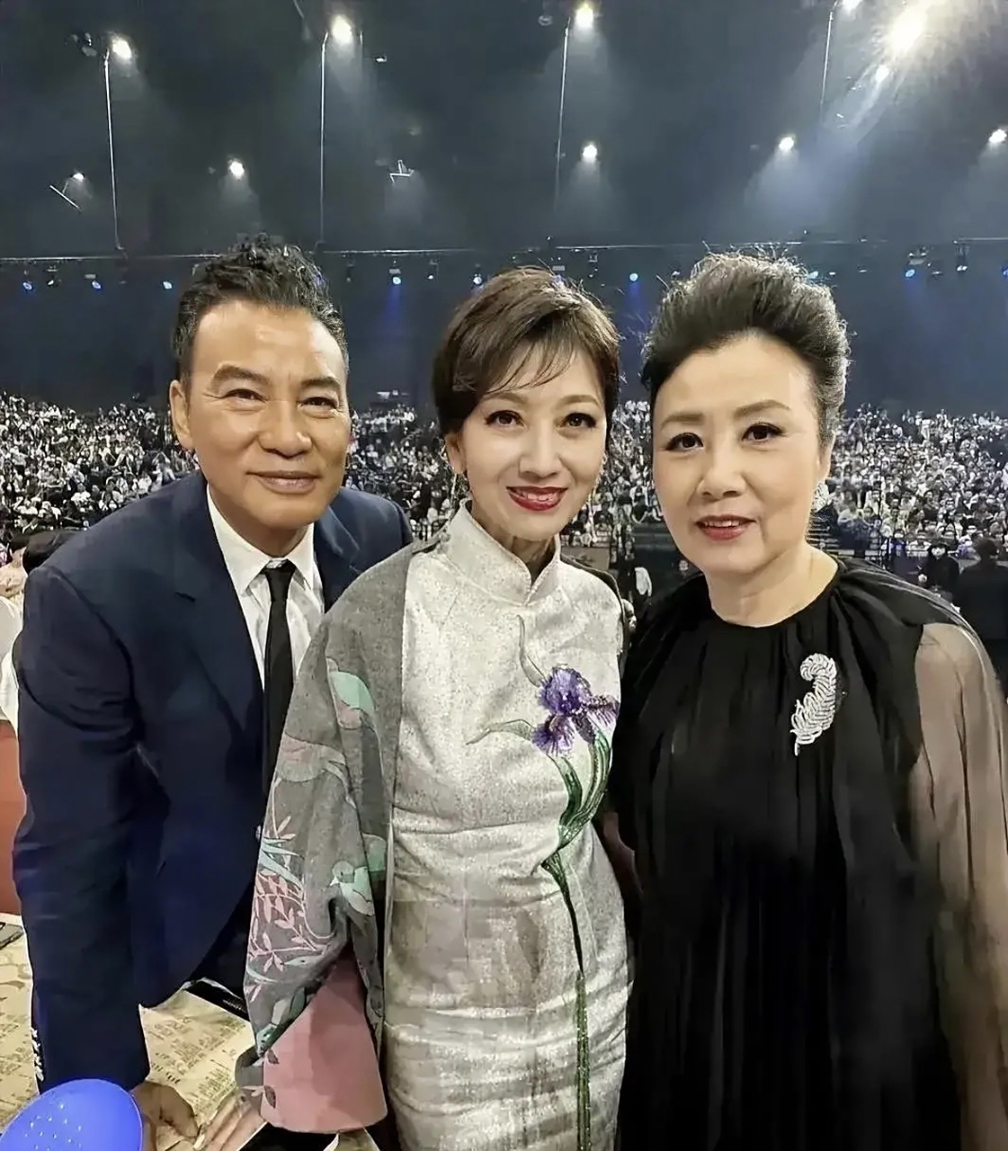 这是赵雅芝,汪明荃和任达华没有美颜的一张合影.