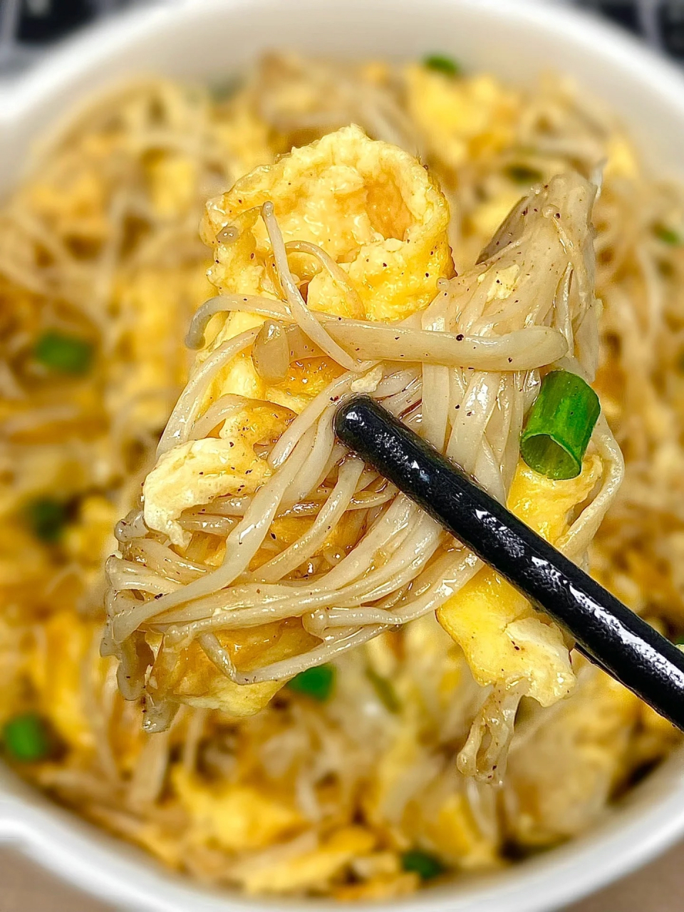 今天简单吃个鲜美金针菇炒蛋