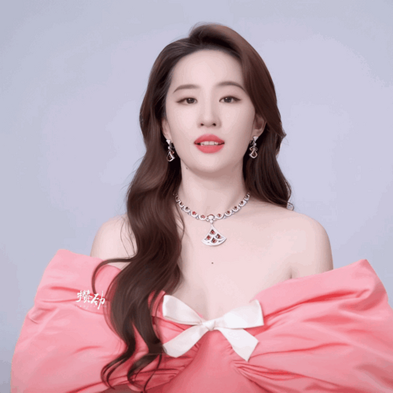 刘亦菲新造型,蝴蝶结粉裙搭配璀璨珠宝,优雅甜美的茜茜公主~  怎么