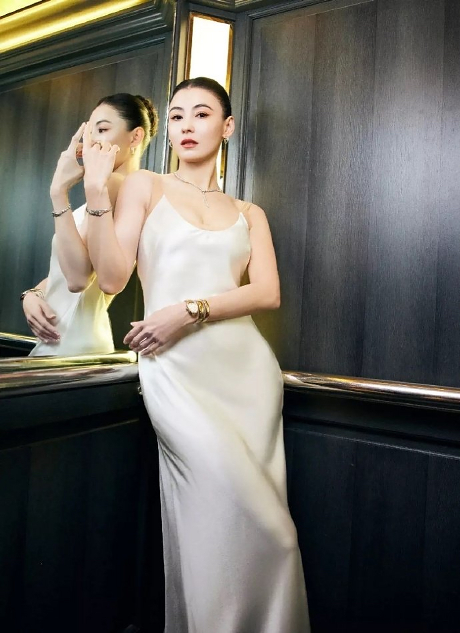 43岁的张柏芝,梳着个贴头皮的丸子头发型,干练利落,化着精致的妆容