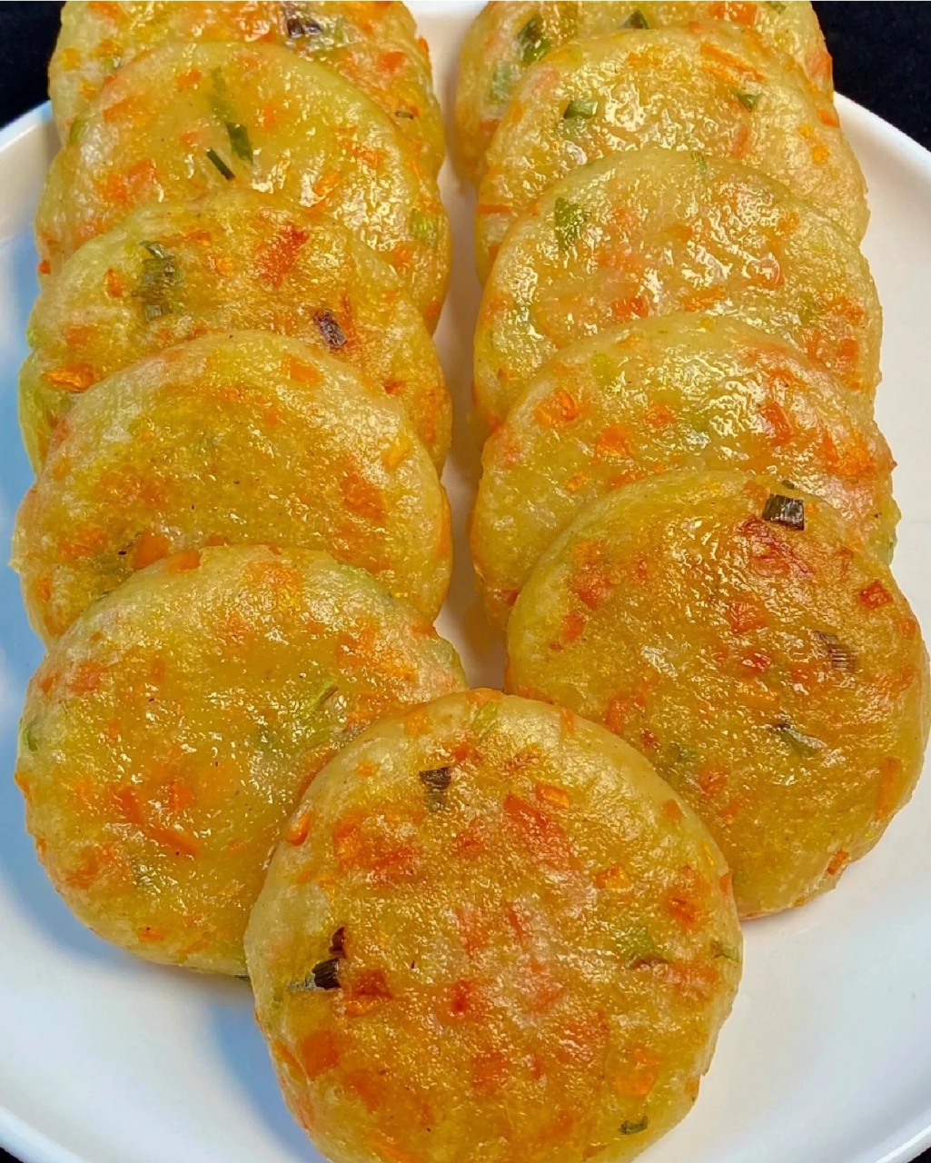 图一是闺蜜想象中的土豆饼, 图二是闺蜜亲自做的土豆饼.