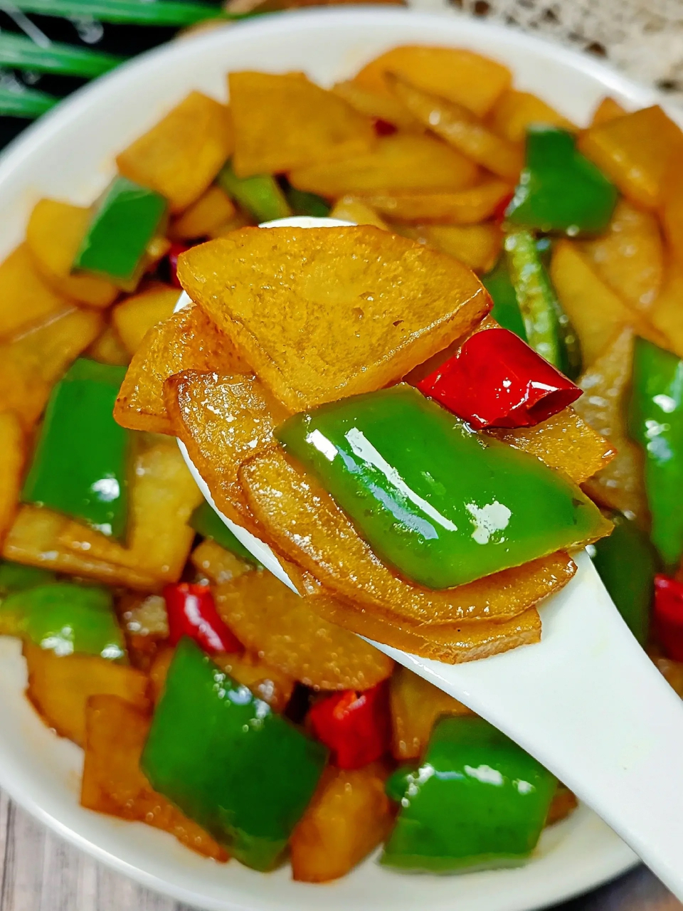 家常小炒尖椒土豆片,做法巨简单,酸辣爽 口