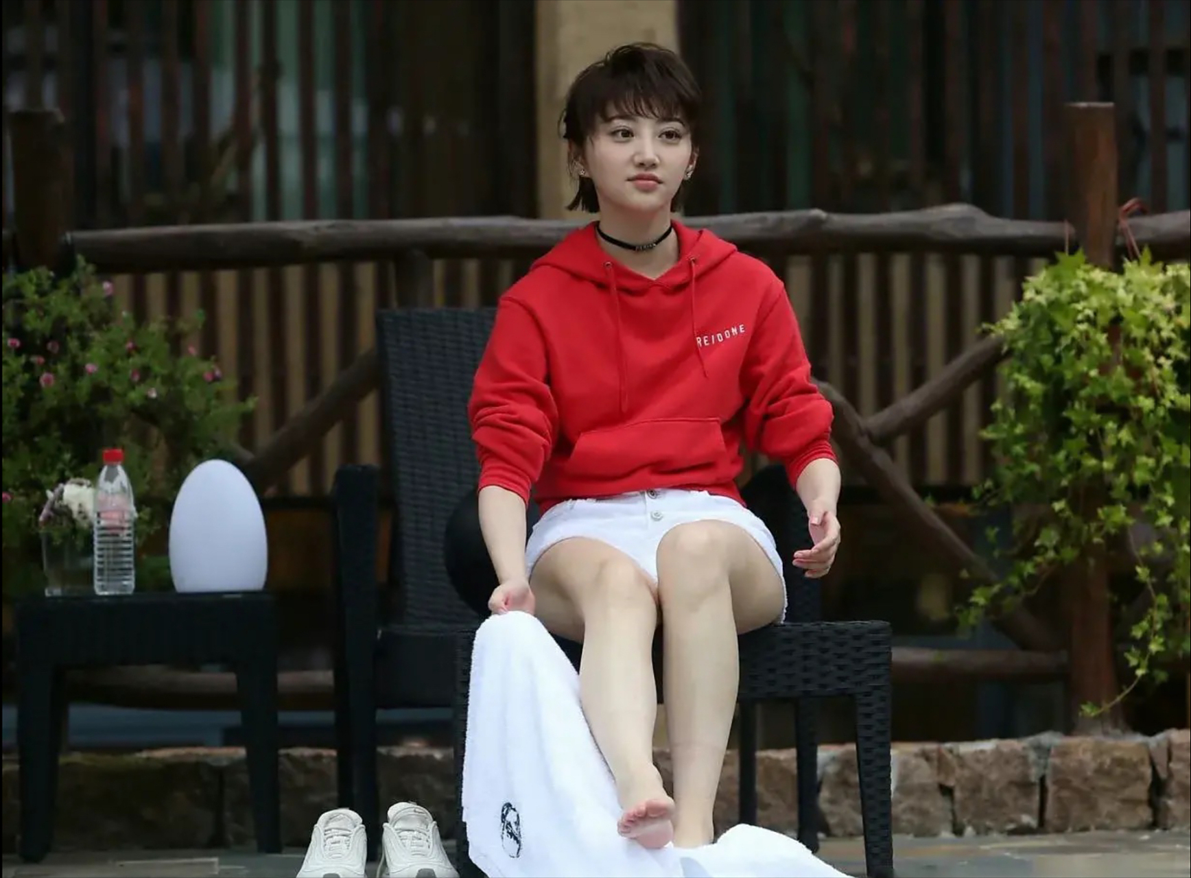 景甜青春旅社泳池剧照,这腿白到发光