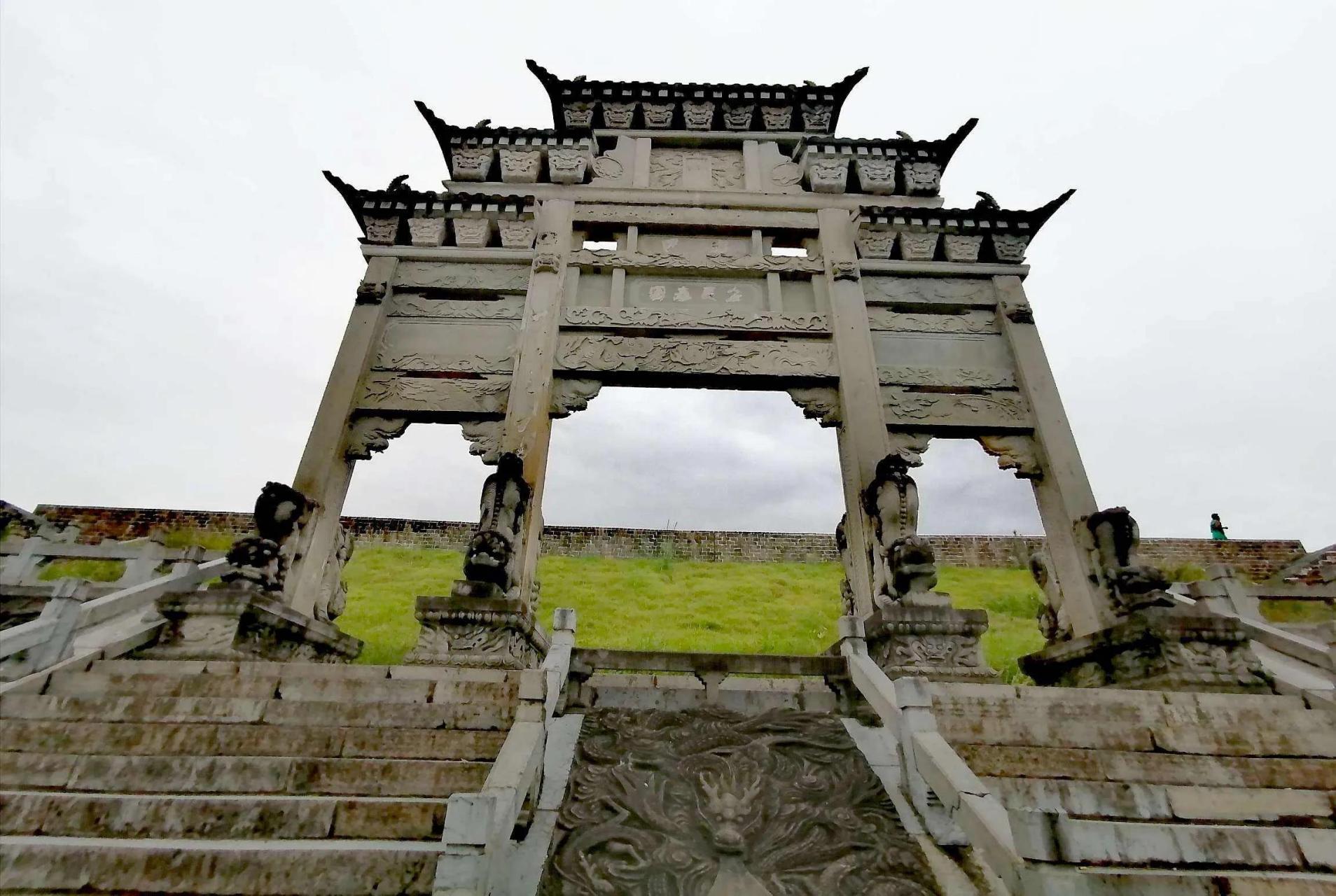 里耶古城遗址的新发现:期待揭示更多历史秘密  在湖南湘西州,考古人员
