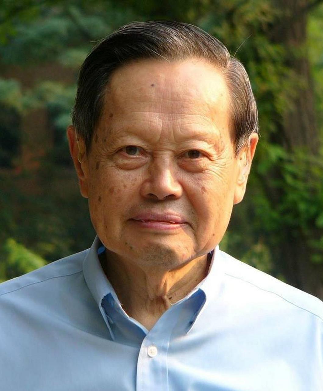 其中,杨振宁作为诺贝尔物理学奖得主,他的贡献不仅在于纯粹的科学研究