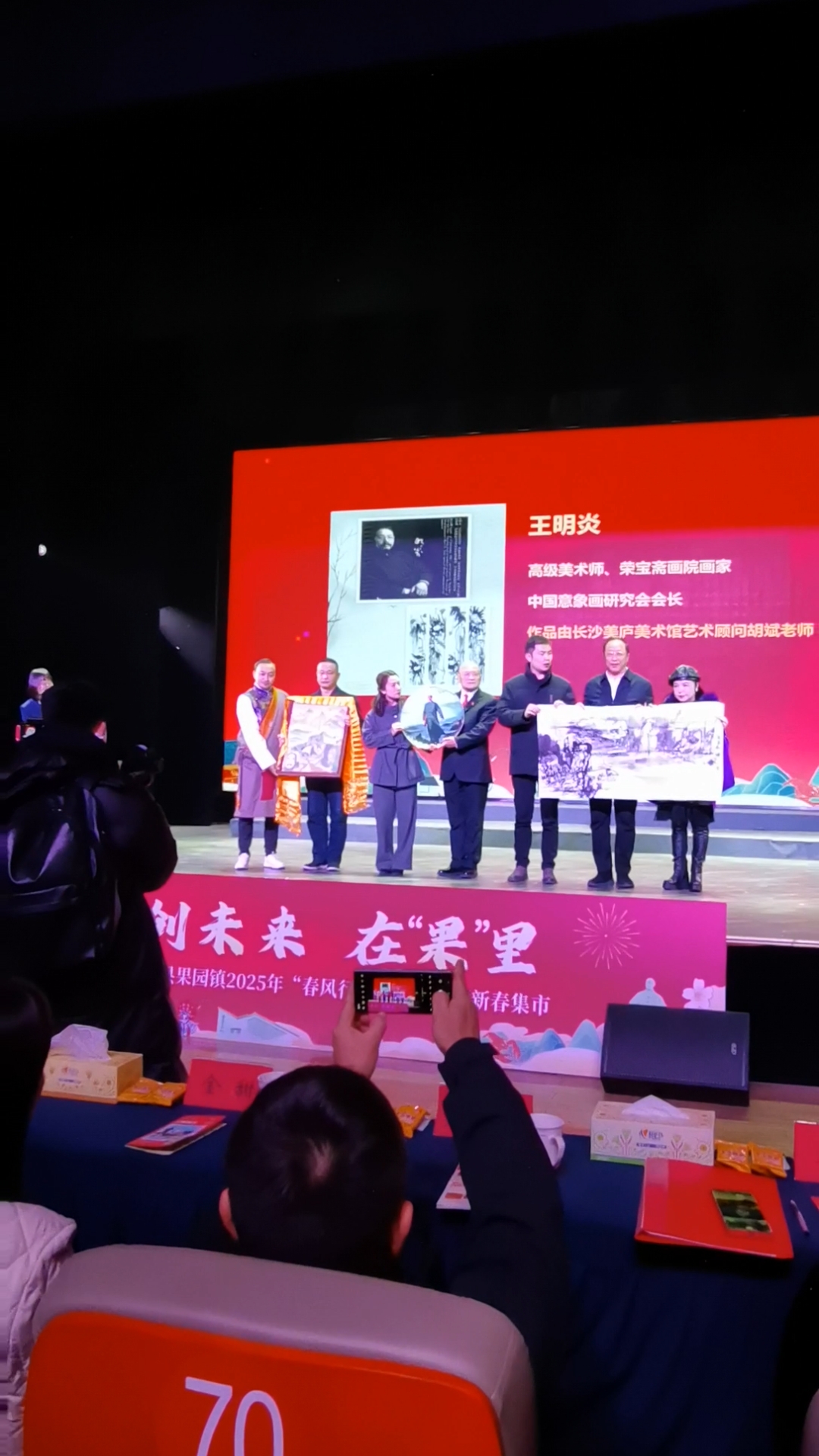 胡桃ちゃんが部下を麻烦引发职场热议，网友纷纷吐槽其行为不当，公司紧急回应表示会严肃处理，事件持续发酵引发社会关注。