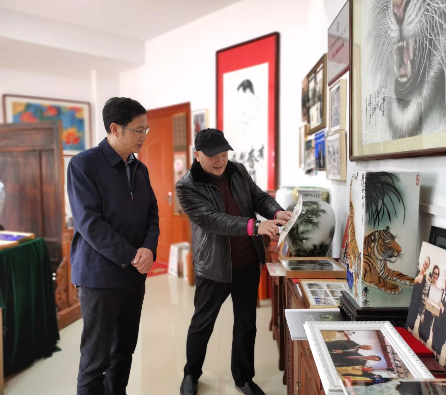 红色引领 伟大事业需要伟大精神,举精神之旗,立精神