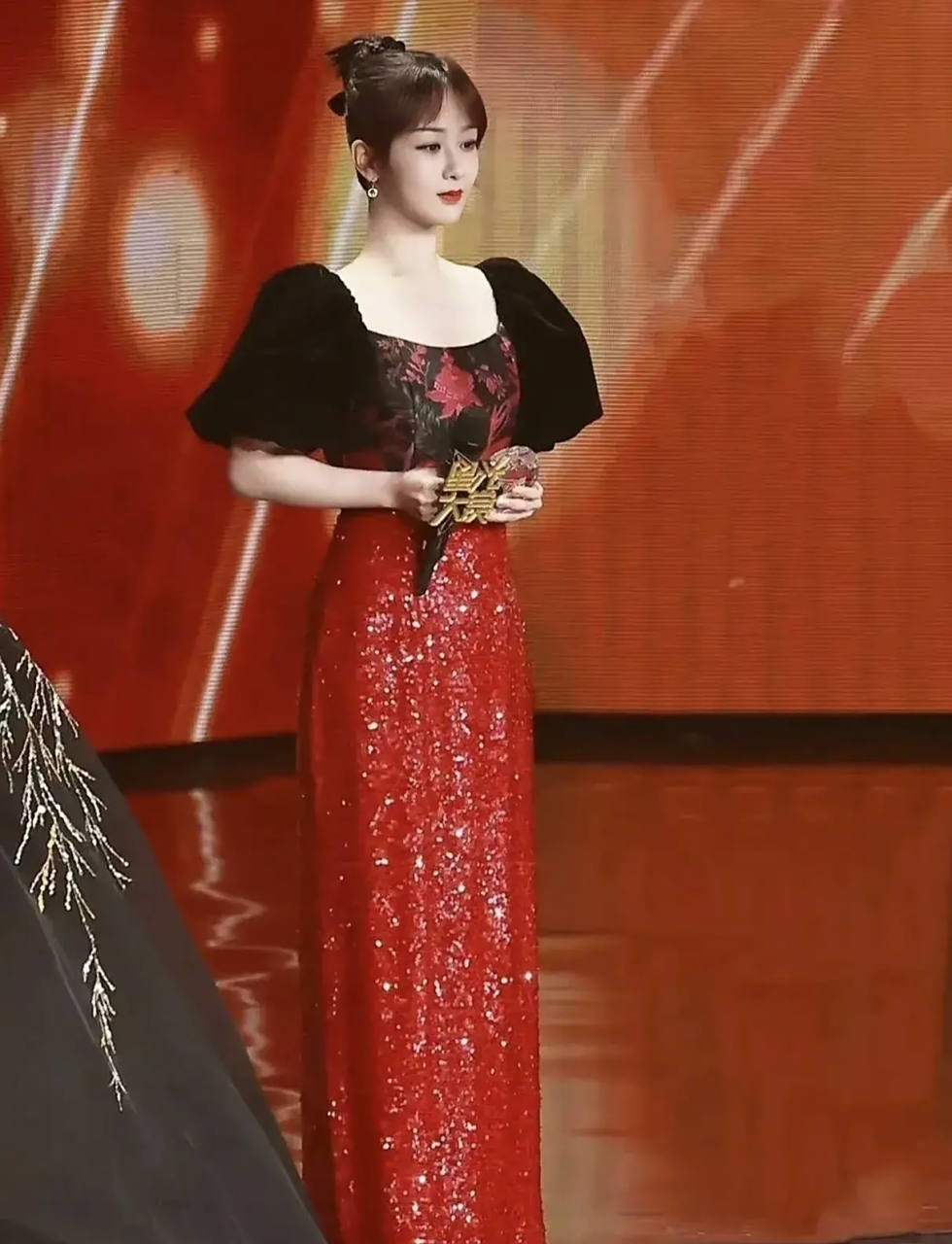 当时看觉得太老气,现在看越看越好看,杨紫长大了,端庄大气稳重的,春晚