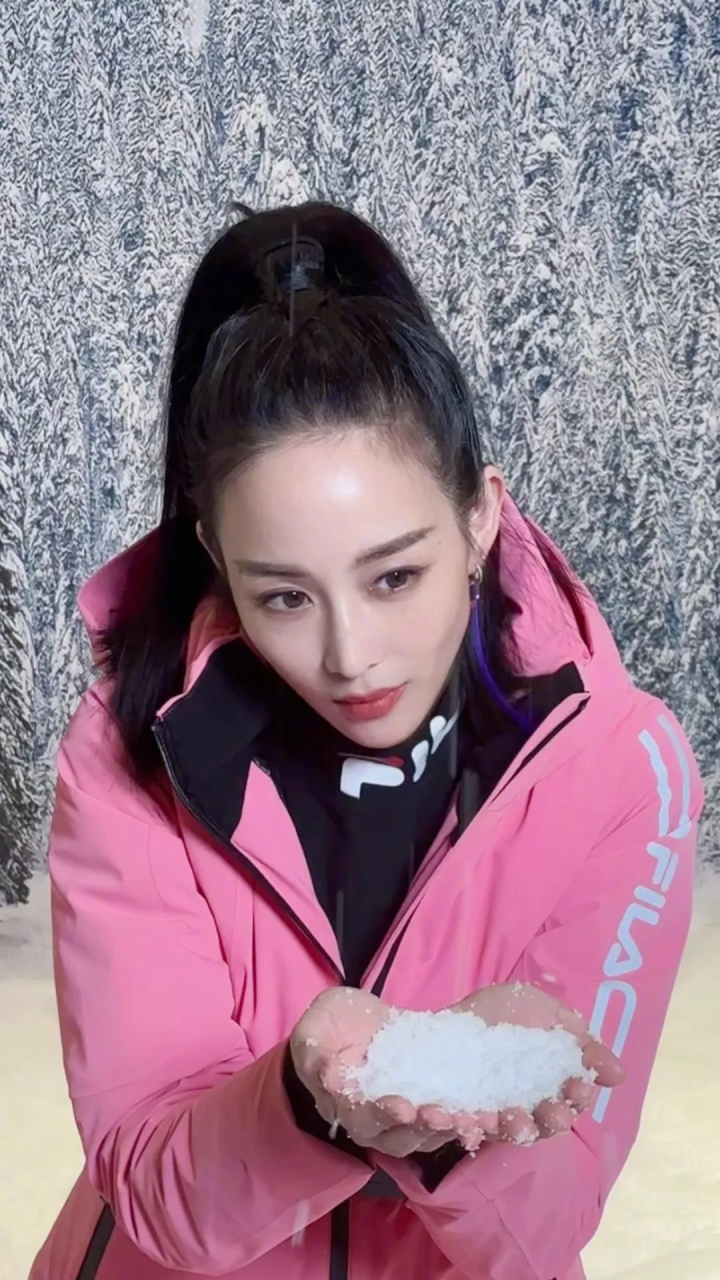 张钧甯酷飒高马尾造型,粉色套装与雪花巧妙融合,满满的冬季感~美女