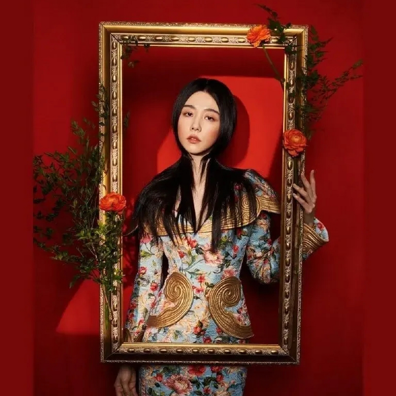 吴慷仁女友邵雨薇12月最新杂志释出,以三款造型出镜,有冷酷,有俏皮,有