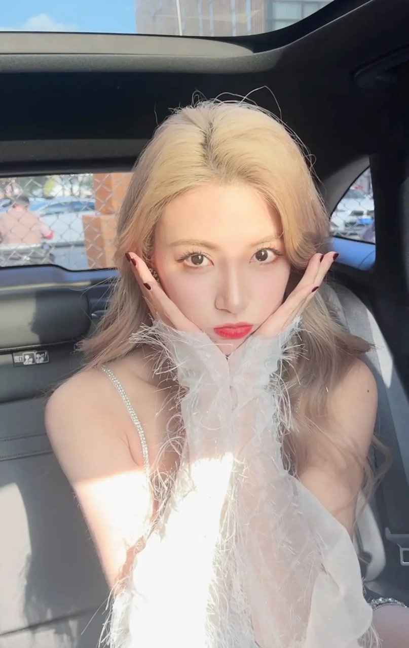 女明星戴萌晒自己车内自拍,金色头发非常吸引人眼球,本来金色这款颜色