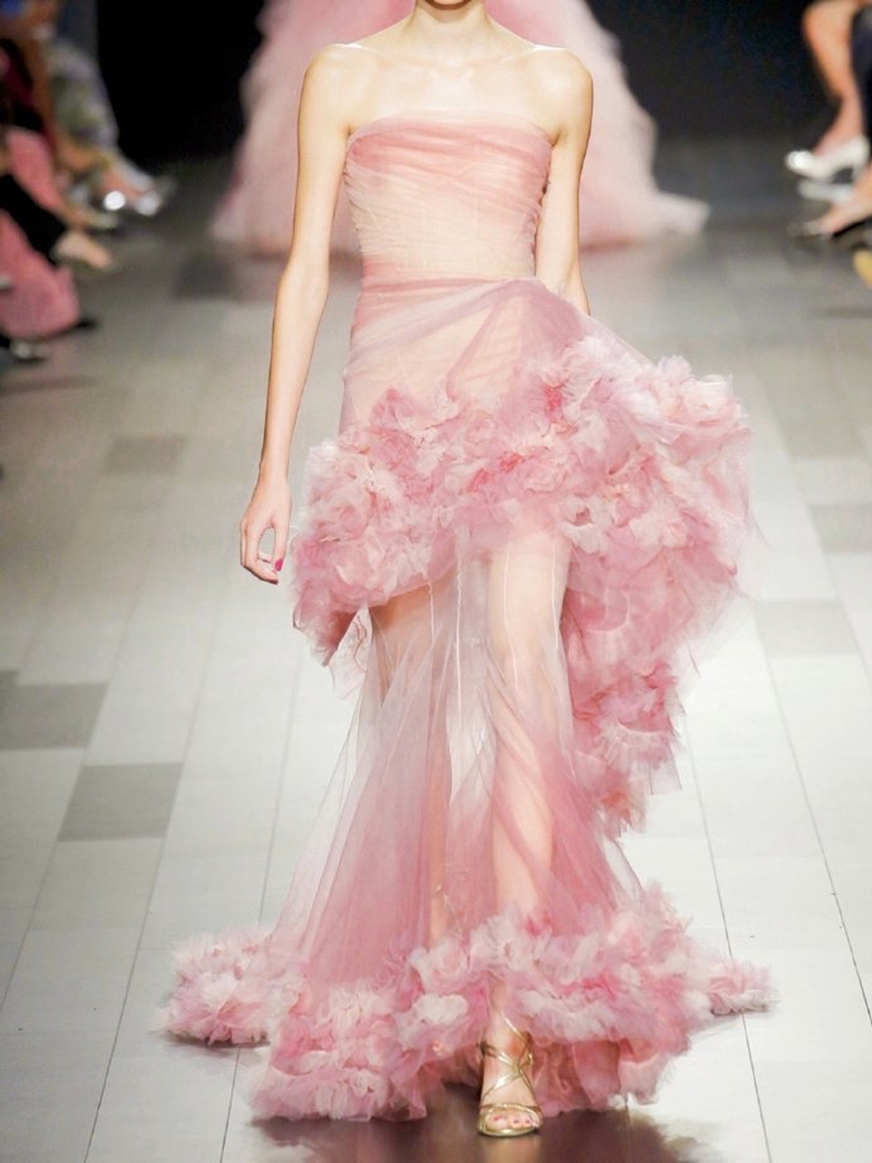 秀场上的绝美粉色系礼服,薄粉晚霞!