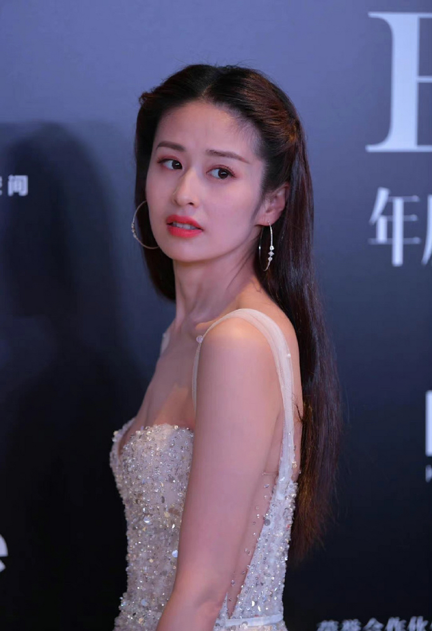 颖儿瘦下来锁骨清晰可见!身材绝了!