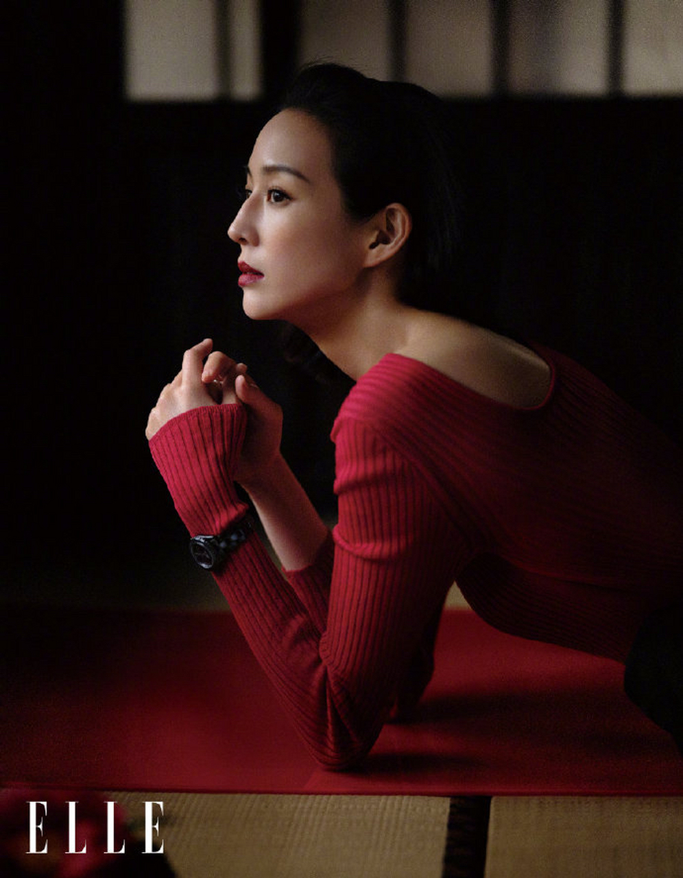 张钧甯《elle》六月刊封面大片,精致迷人的侧颜,潮湿的阴雨天故事感