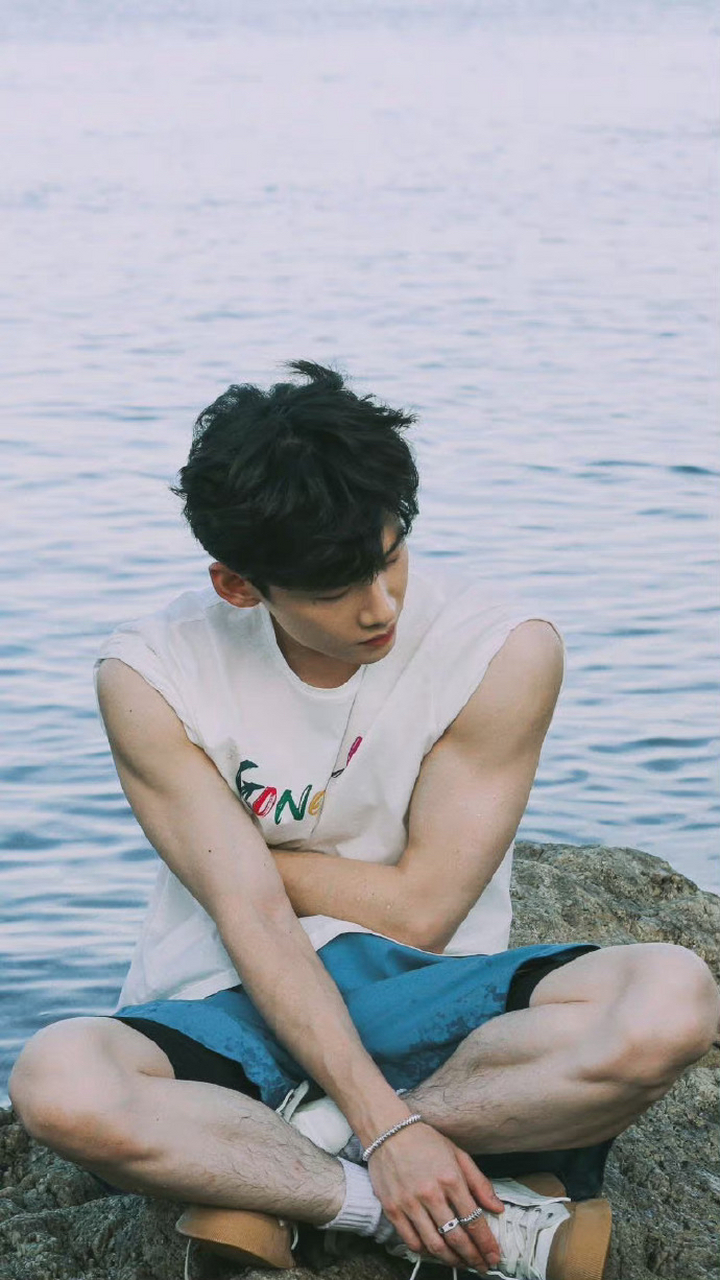 白敬亭怀柔王子也有腿毛!ddys!