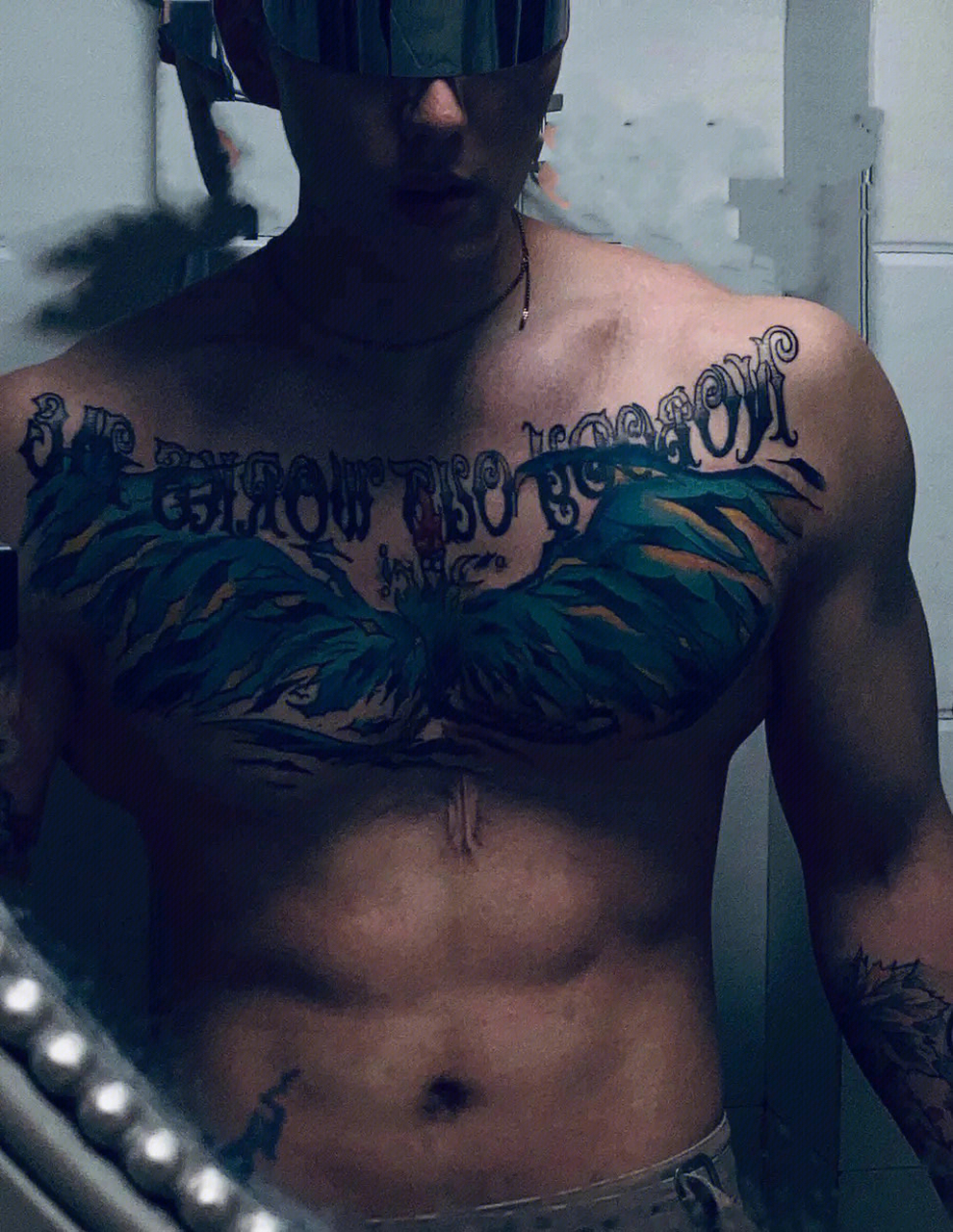 男生喜欢的刺青图案,海贼王马尔科为原型,锁骨字出自杰瑞米的发布会