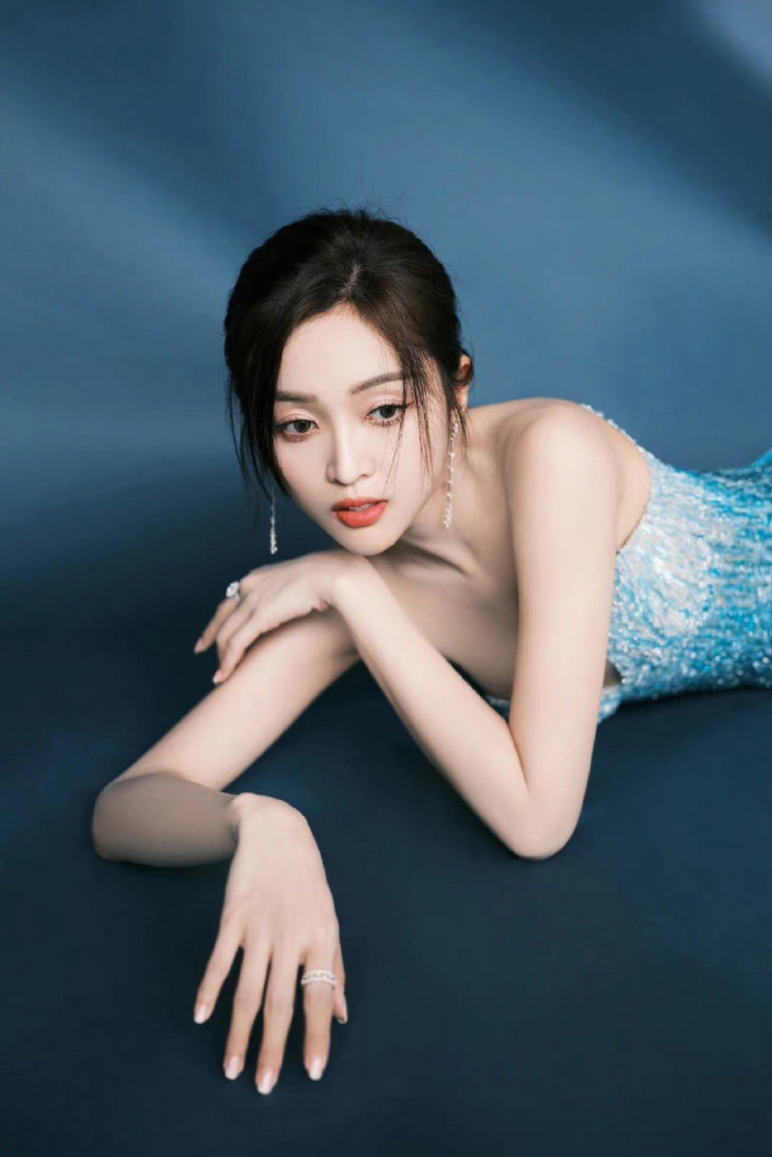 吴宣仪锁骨美欲!